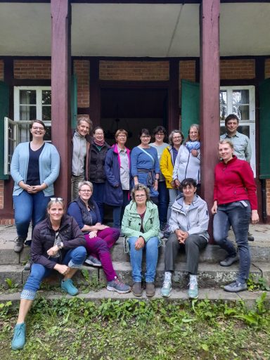 JundLandFrauen mit Förster vor dem Waldhäuschen